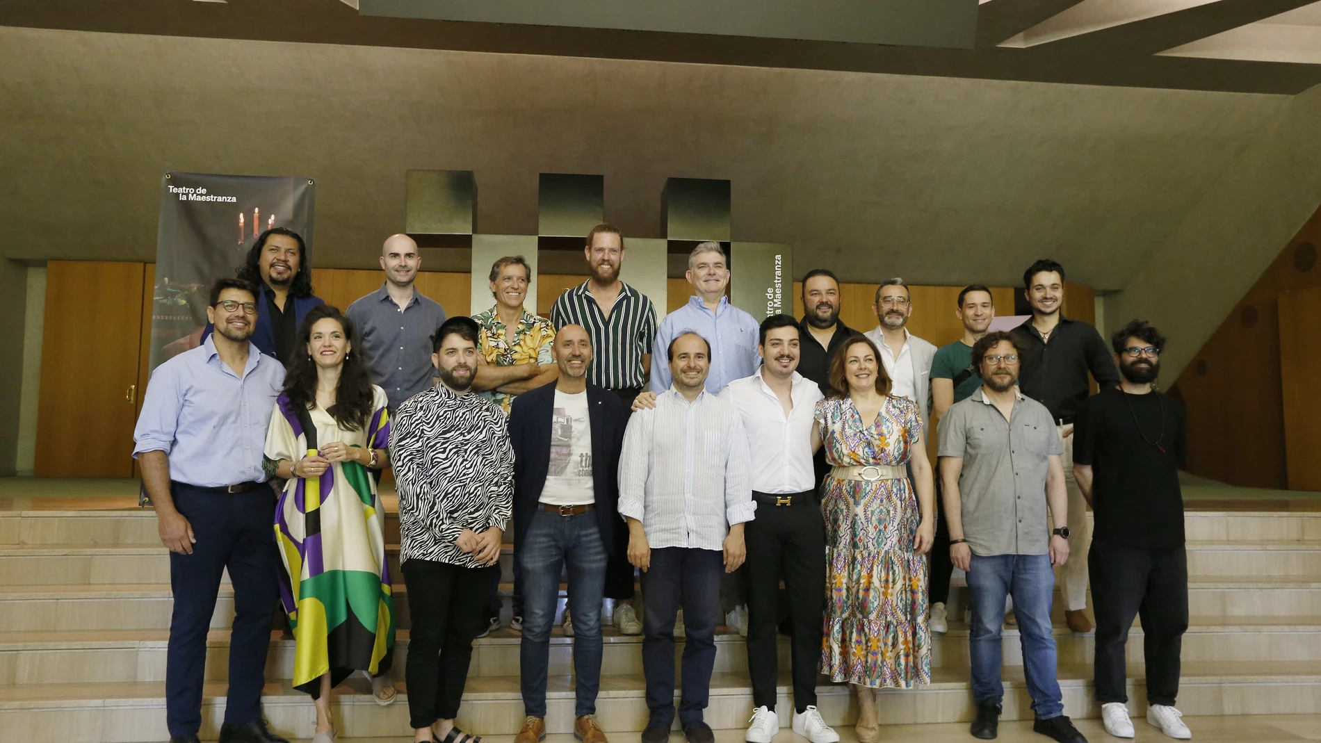 El director del Teatro de la Maestranza, Javier Menéndez, junto a Gianluca Marcianò, Rafael Villalobos y el doble reparto de la ópera "Tosca" de Puccini