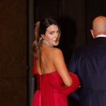 Laura Matamoros espectacular del brazo de su padre.