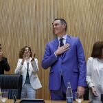 -FOTODELDIA- MADRID, 31/05/2023.- El presidente del Gobierno, Pedro Sánchez, agradece los aplausos de los senadores y diputados del PSOE, incluidos la senadora Cristina Narbona (d), el portavoz en el Congreso Patxi López (i), y la ministra de Hacienda, María Jesús Montero, a su llegada este miércoles al Congreso de los Diputados para asistir a la reunión que ha convocado para abordar el reto de remontar en las elecciones generales los malos datos del PSOE en las autonómicas y municipales.