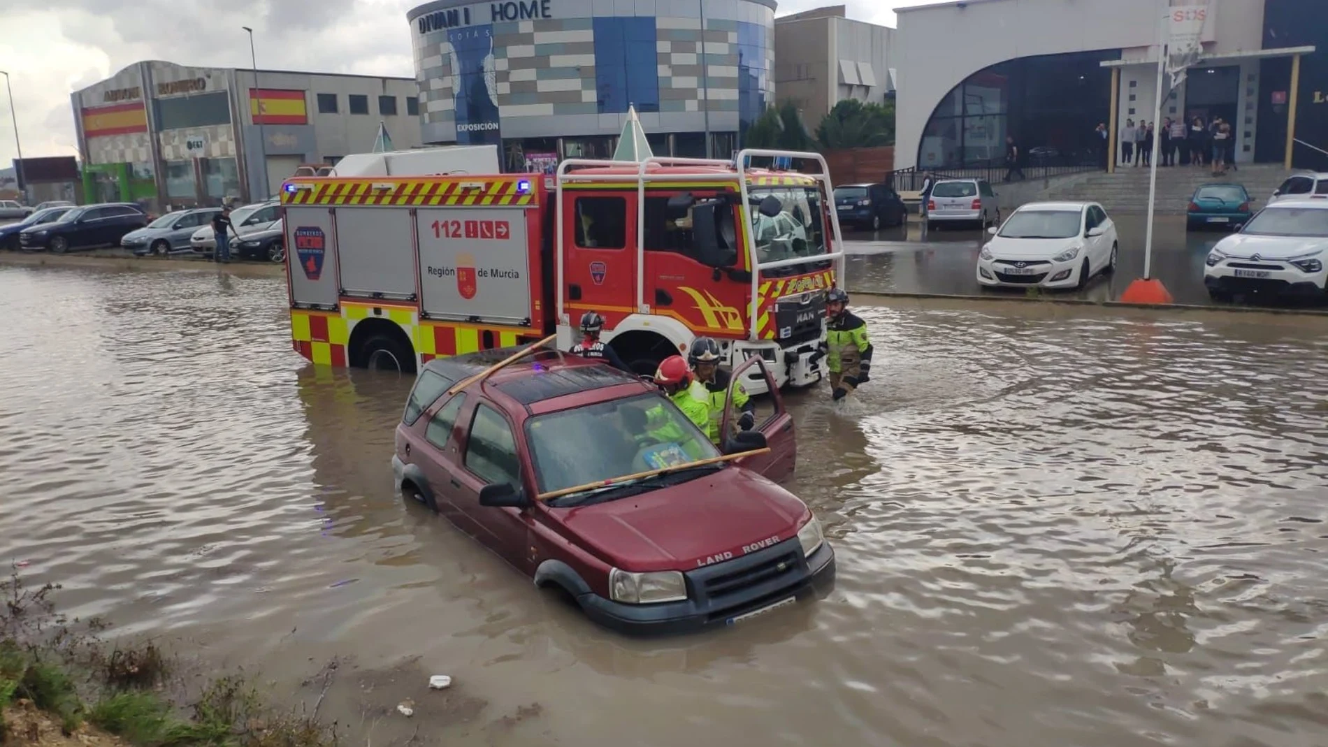 Rescatado por los bomberos al quedar atrapado en su coche por el agua en Yecla