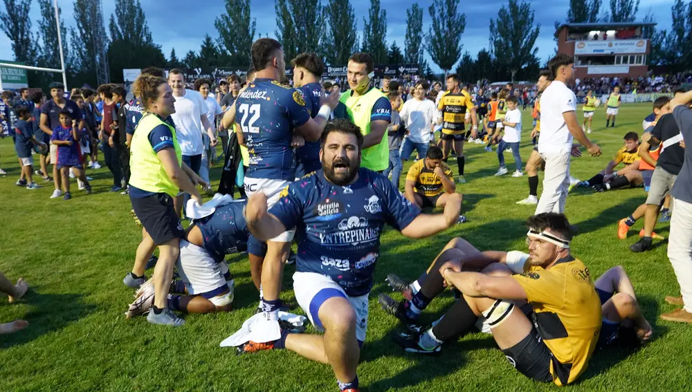 Los jugadores del VRAC Quesos Entrepinares celebran el título de Liga