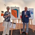 Pepa Satué Ripoll junto a la obra ganadora y Manuel Fariña