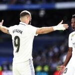 Benzema y Vinicius celebran un gol en el Bernabéu