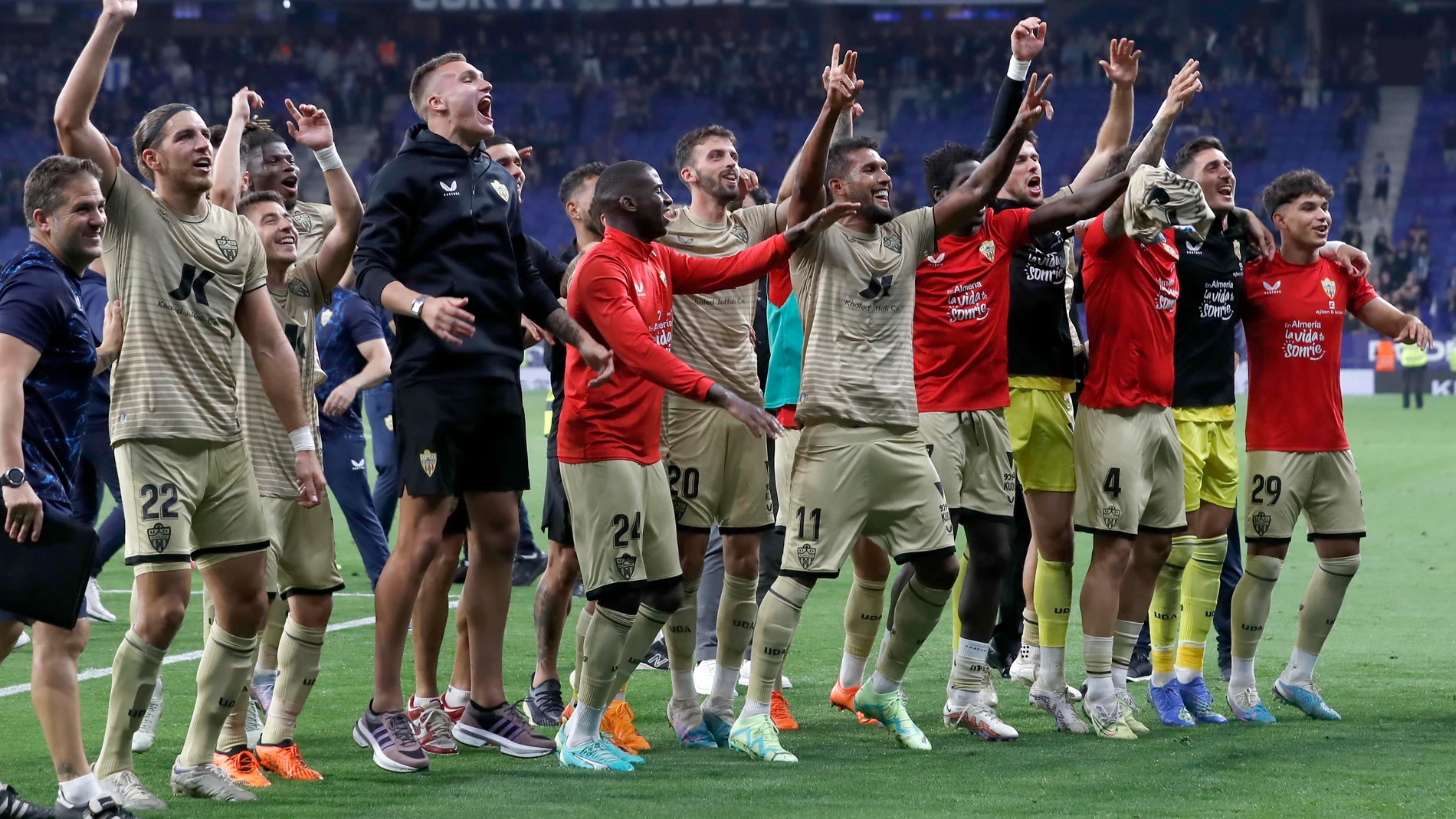 CORNELLÁ (BARCELONA), 04/06/2023.- Los jugadores del Almeria celebran su permanencia en primera división a la finalización del encuentro correspondiente a la última jornada de Liga que han disputado hoy domingo frente al RCD Espanyol en el RCD Stadium, en Cornellá. EFE/ Andreu Dalmau.