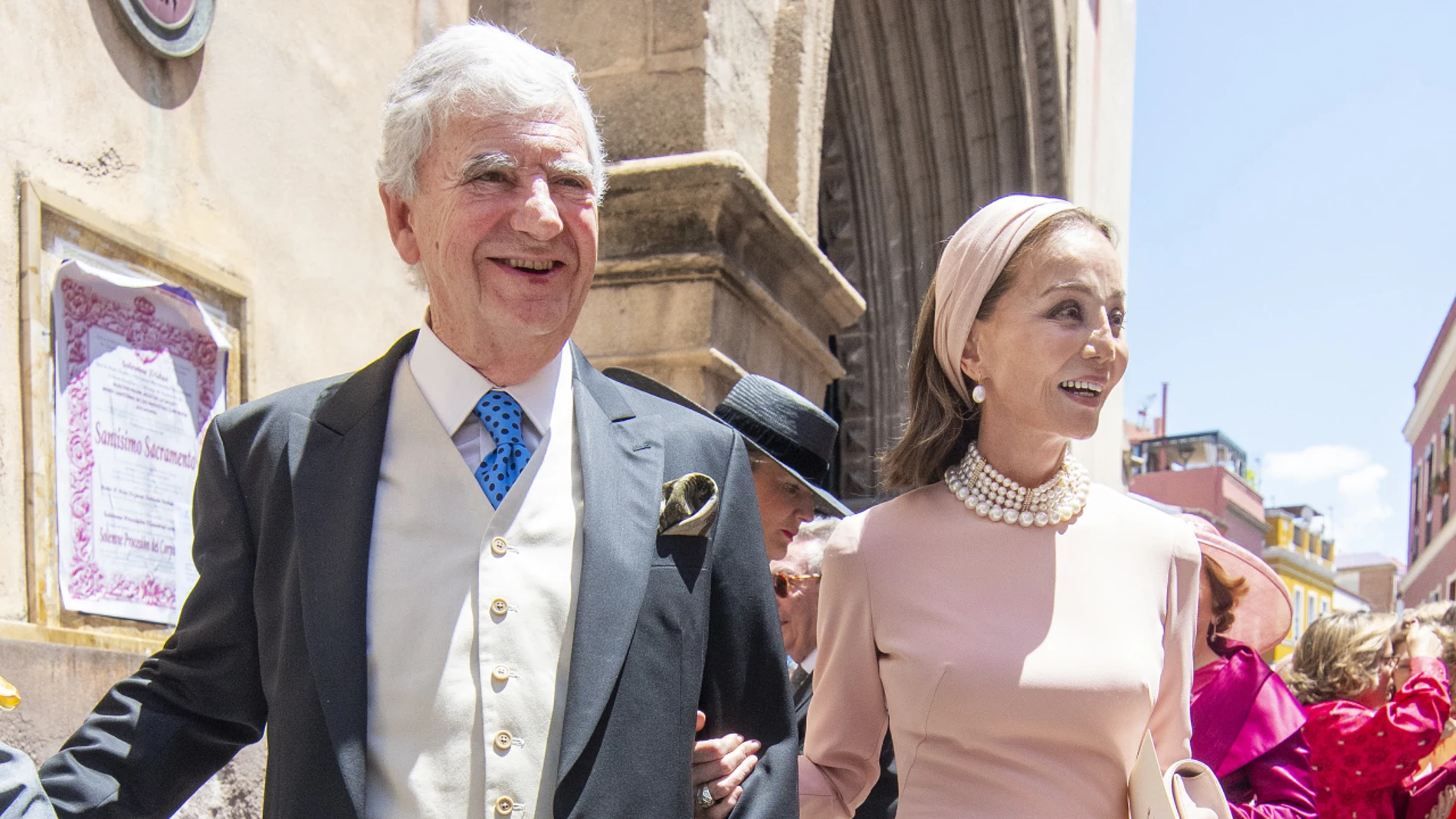Isabel Preysler deslumbra en Sevilla con un look de invitada de lo más elegante y sofisticado