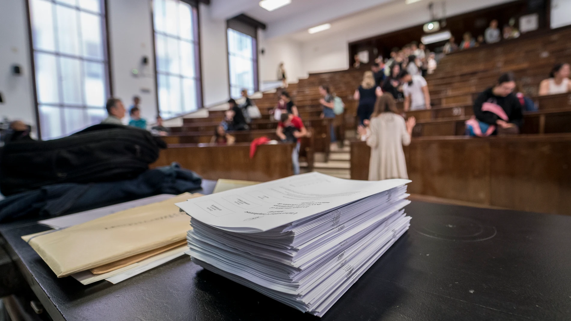 Un conjunto de exámenes apilados el primer día de las pruebas de acceso a la universidad 2023 en la Facultad de Farmacia de la Universidad Complutense (UCM), a 5 de junio de 2023, en Madrid (España). Un total de 38.258 estudiantes realizan, desde hoy y hasta el jueves 8 de junio, la Evaluación de Acceso a la Universidad (EvAU) 2023 en los campus de las seis universidades madrileñas del distrito único de Madrid. Los resultados de los exámenes se darán a conocer el día 15 de junio de 2023. En c...