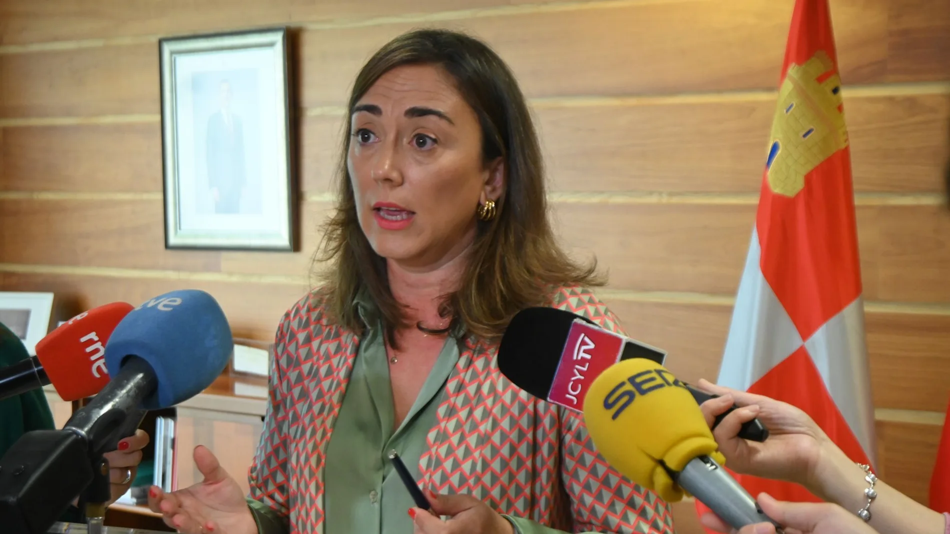 La consejera María González Corral atiende a la prensa