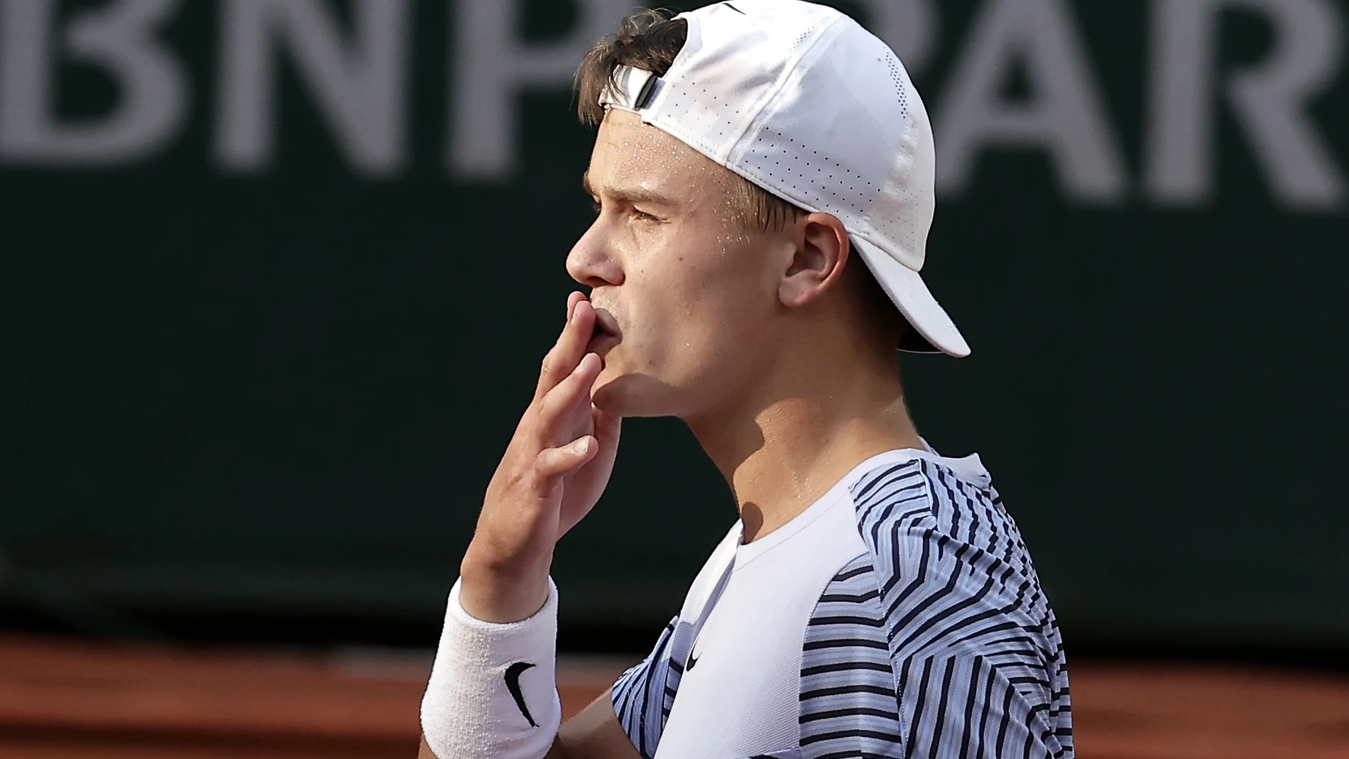 Paris (France), 05/06/2023.- Holger Rune of Denmark reacts after winning against Francisco Cerundolo of Argentina in their Men's Singles fourth round match during the French Open Grand Slam tennis tournament at Roland Garros in Paris, France, 05 June 2023. (Tenis, Abierto, Dinamarca, Francia) EFE/EPA/CHRISTOPHE PETIT TESSON