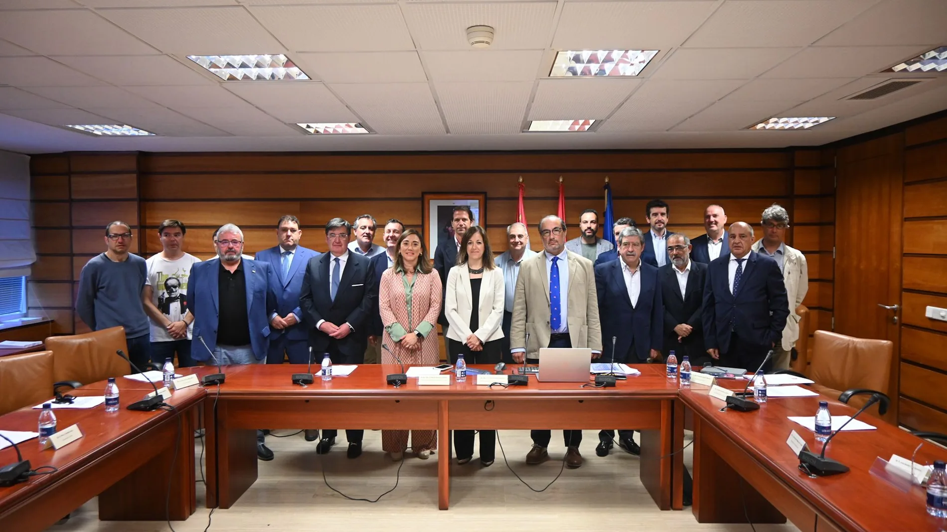 La consejera de Movilidad y Transformación Digital, María González Corral, se ha reunido esta mañana con los representantes de las principales asociaciones del sector autonómico del transporte (FECyLBUS, FETRACAL, CyLTRA, UPATRANS, ASETRADIS y ACLEM)