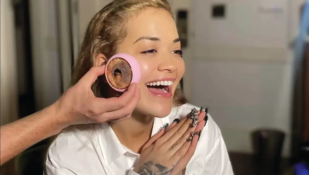 Rita Ora, en su tratamiento facial intensivo UFO 2™ de Foreo