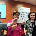 Mª del Rosario Sáez Yuguero, rectora de la UCAV junto a Mercedes Sánchez, decana de la Facultad de Ciencias de la Salud de la UCAV y Miguel Ángel Esteso, catedrático de Química-Física de la UCAV