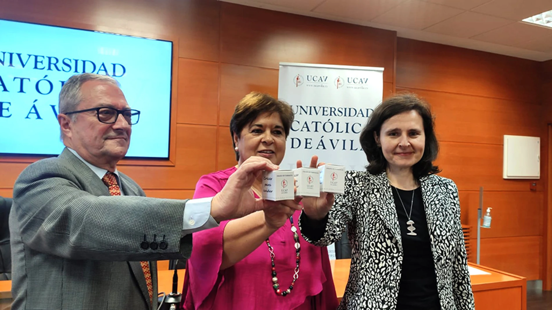 Mª del Rosario Sáez Yuguero, rectora de la UCAV junto a Mercedes Sánchez, decana de la Facultad de Ciencias de la Salud de la UCAV y Miguel Ángel Esteso, catedrático de Química-Física de la UCAV