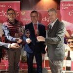 Gerardo Dueñas junto a escudero y Bellver en el fin de campaña de la DO Cigales en la tienda Lavinia de Madrid