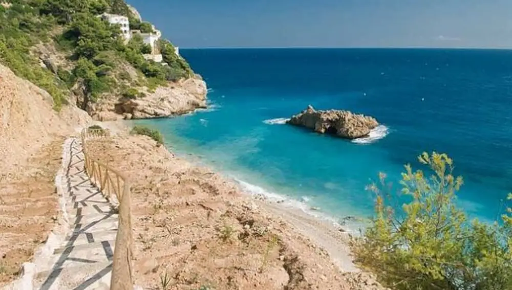 Escaleras que dan acceso a la cala Ambolo
