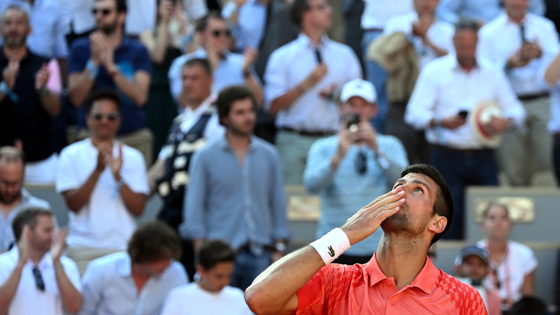 Paris (France), 06/06/2023.- Novak Djokovic of Serbia reacts after winning against Karen Khachanov of Russia in their Men's quarterfinal match during the French Open Grand Slam tennis tournament at Roland Garros in Paris, France, 06 June 2023. (Tenis, Abierto, Abierto, Francia, Rusia) EFE/EPA/CAROLINE BLUMBERG