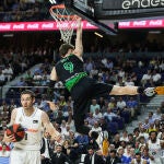Kyle Guy se cuelga del aro del Real Madrid