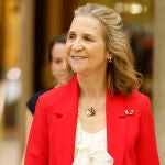 La Infanta Elena con blazer roja.
