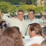 El presidente del PP, Alberto Núñez Feijóo, y el jefe del Ejecutivo andaluz, Juanma Moreno, en la junta directiva del PP-A celebrada en Sevilla