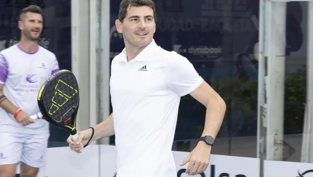 Iker Casillas lo da todo en el torneo benéfico de páde