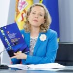 La vicepresidenta primera y ministra de Asuntos Económicos y Transformación Digital, Nadia Calviño, durante una rueda de prensa posterior a la reunión del Consejo de Ministros, en el Palacio de La Moncloa, a 6 de junio de 2023, en Madrid (España). 
