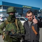 Soldado encubierto ruso junto con un simpatizante pro-Kremlin durante la ocupación de Crimea (2014), exponente de la denominada guerra híbrida.