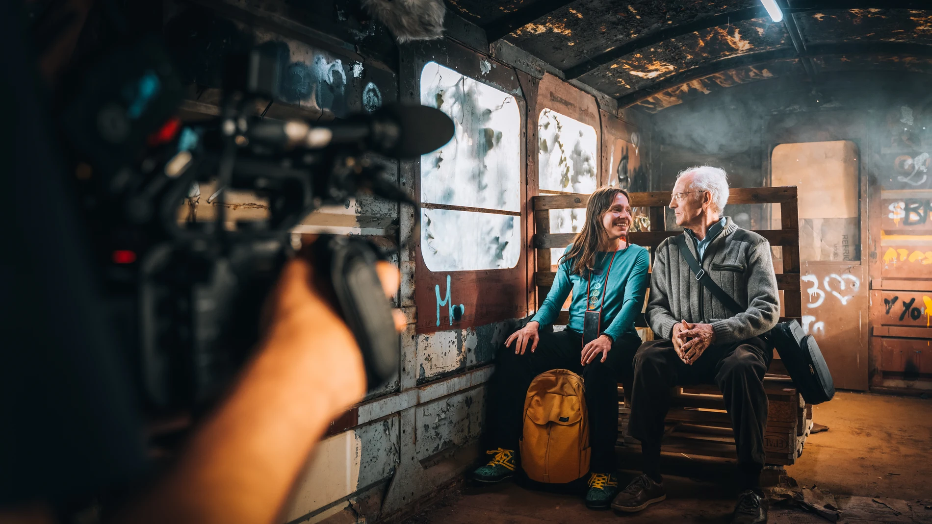 Los usuarios del tren de vía estrecha de León protagonizan el nuevo cortometraje de Isabel Medarde, "El tren del olvido"
