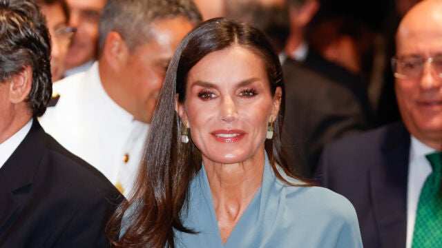 La Reina Letizia con vestido azul.