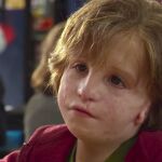 Tal y como pudimos apreciar en la película 'Wonder', los niños pueden verse afectados psicológicamente debido al rechazo de los demás por su aspecto física