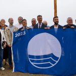 El consejero en funciones de Presidencia, Turismo, Cultura, Juventud, Deportes y Portavocía, Marcos Ortuño, junto a concejales de ayuntamientos cuyas playas y puertos lucirán el galardón este verano