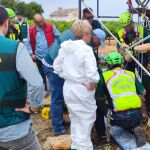Un momento de los trabajos de extracción de los huesos de Jesús María González