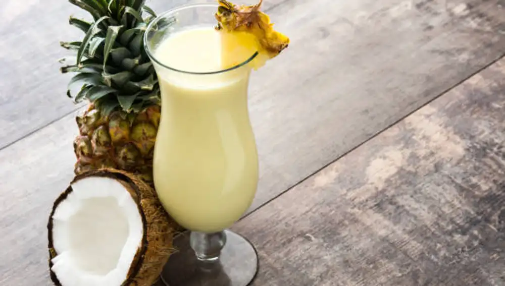 Un cóctel de piña colada