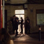Varias dotaciones de la Policía Nacional mantienen la vigilancia sobre una vivienda del casco viejo de Miranda de Ebro 
