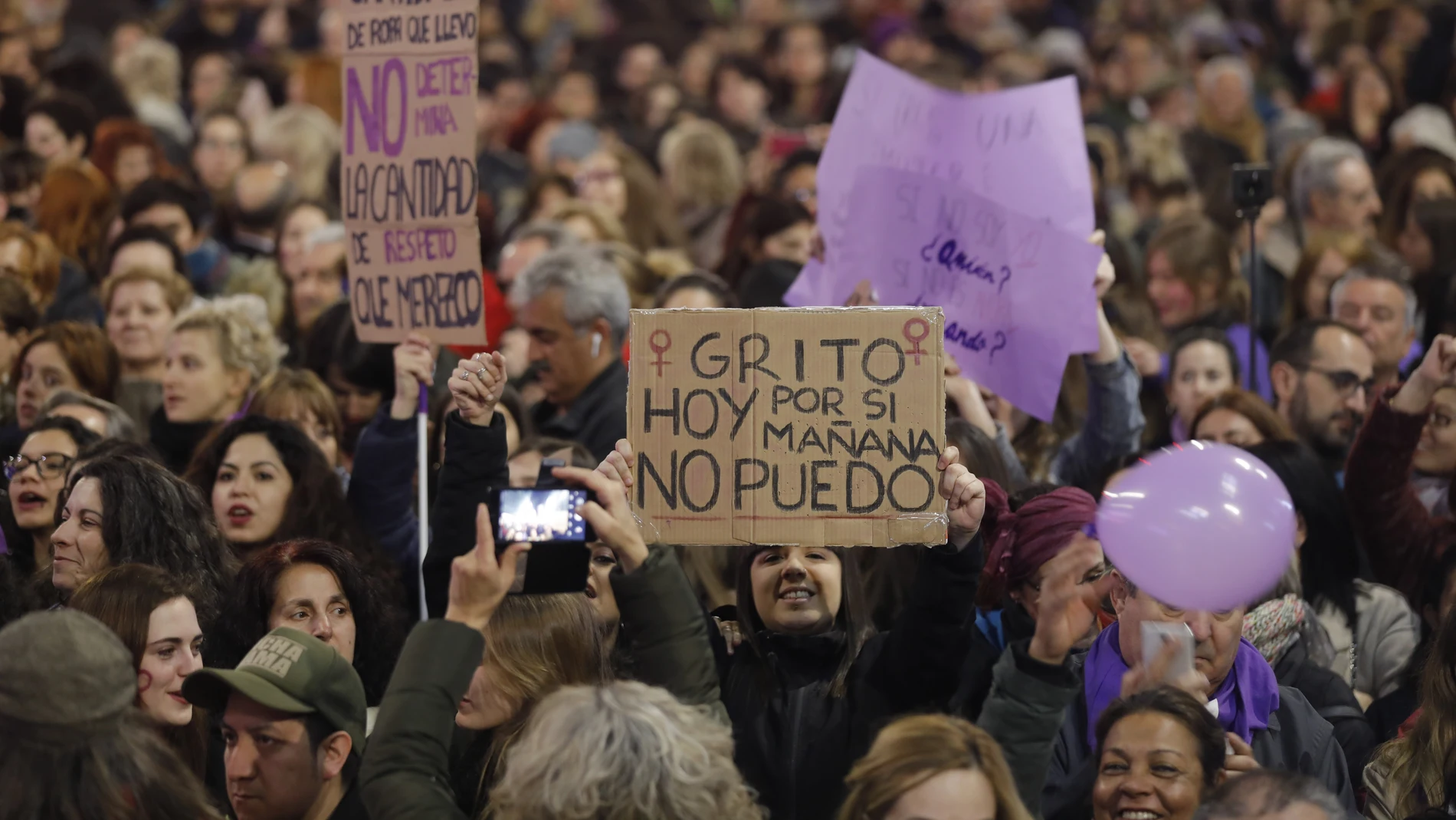 FOTODELDIA - GRAF1029. MADRID, 08/03/2019.- Vista general de la marcha feminista celebrada este viernes en Madrid, con motivo del Día Internacional de la Mujer, para reclamar una igualdad real entre hombres y mujeres y denunciar las violencias machistas.