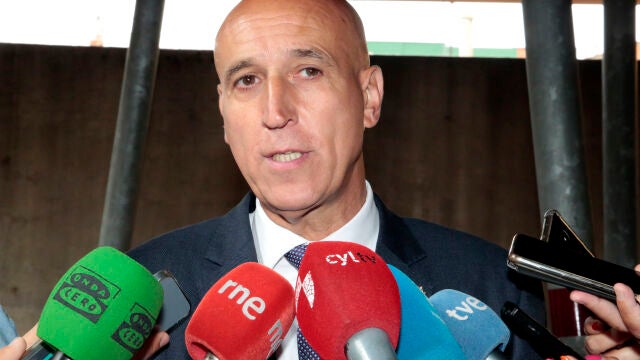 El alcalde de León en funciones, José Antonio Diez, atiende a los medios de comunicación