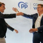 El presidente del Partido Popular, Alberto Núñez Feijóo (d) y el candidato a la Presidencia de la Generalitat, Carlos Mazón, participan este miércoles en la Junta Directiva del PP de la Comunidad Valenciana