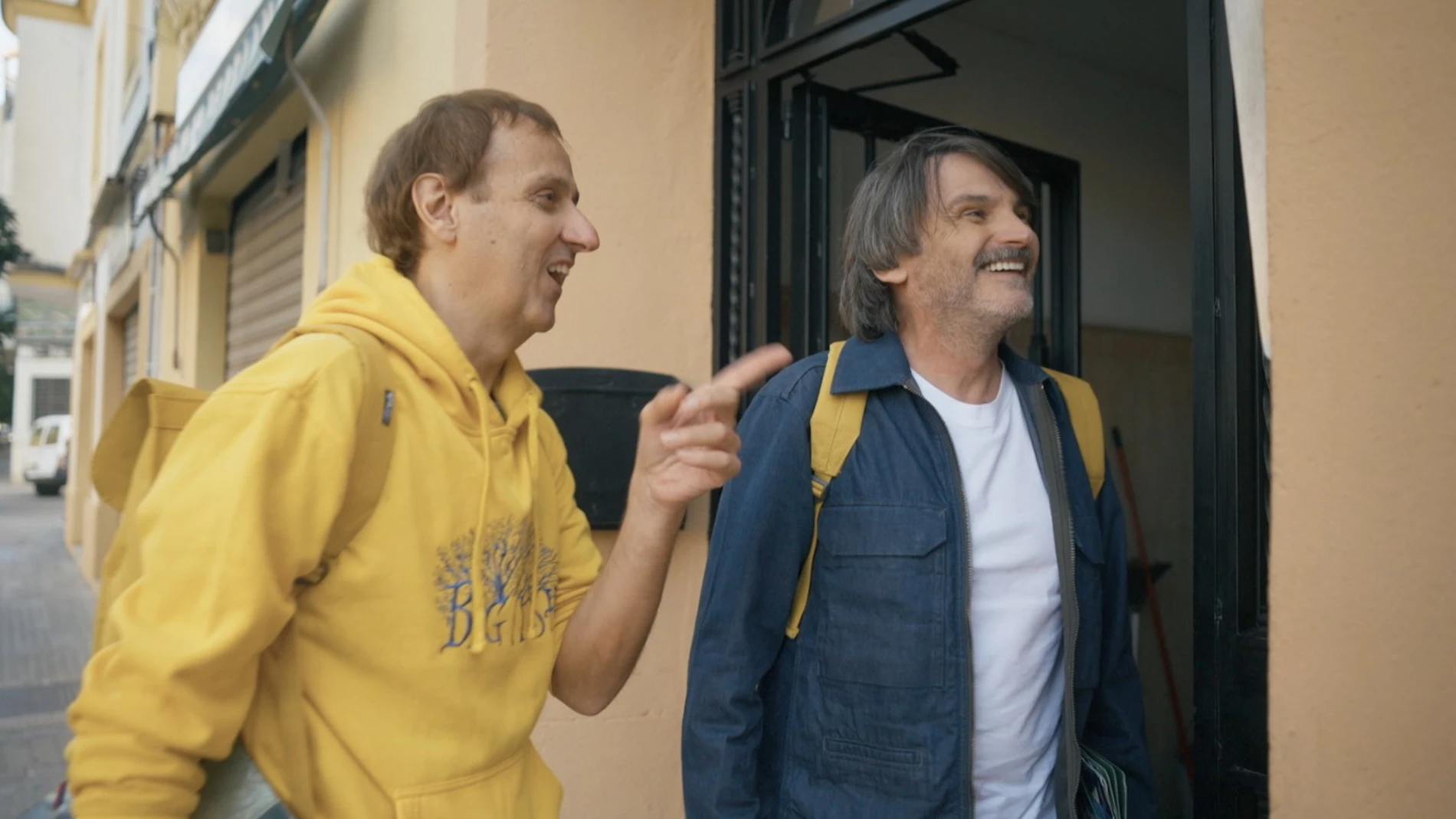 Albert Espinosa junto a Fernando Tejero por las calles de Córdoba