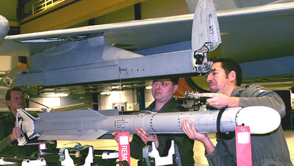 Operarios alemanes montando un IRIS-T en un Eurofighter.