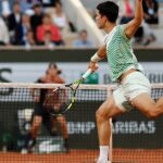 Carlos Alcaraz hace una dejada en el partido de cuartos de Roland Garros ante Tsitsipas