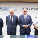 El director general de la Fundación Mutua Madrileña, Lorenzo Cooklin, el presidente del Grupo Mutua y su fundación, Ignacio Garralda, el director general de la Policía Nacional, Francisco Pardo, y el comisario general de Seguridad Ciudadana, Juan Carlos Castro
