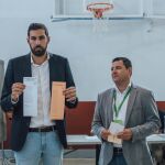 El presidente provincial de Vox, José Ángel Antelo, junto al edil en Molina, Antonio Martínez