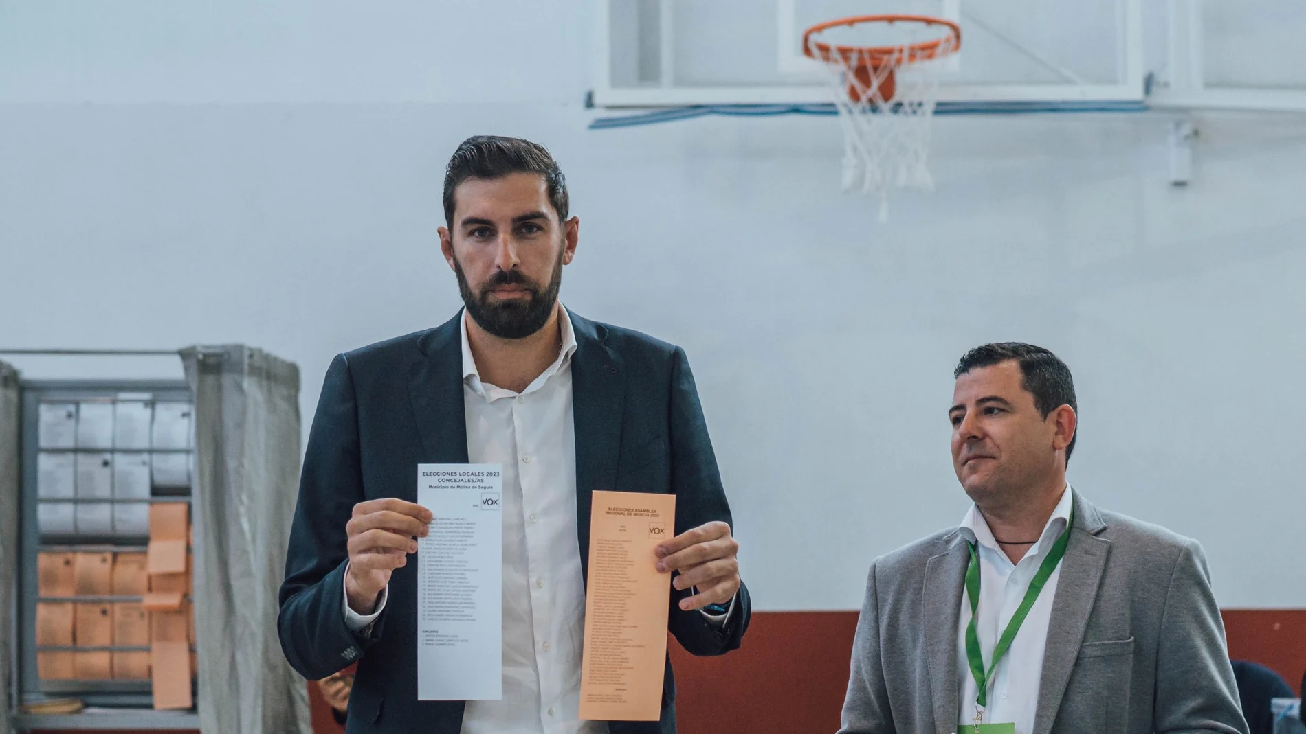 El presidente provincial de Vox, José Ángel Antelo, junto al edil en Molina, Antonio Martínez