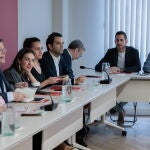 El secretario general del PSPV-PSOE en la povinicia de Valencia, Carlos Fernández Bielsa (2º d) y el president de la Generalitat en funciones, Ximo Puig (2º i), durante la Ejecutiva del PSPV-PSOE