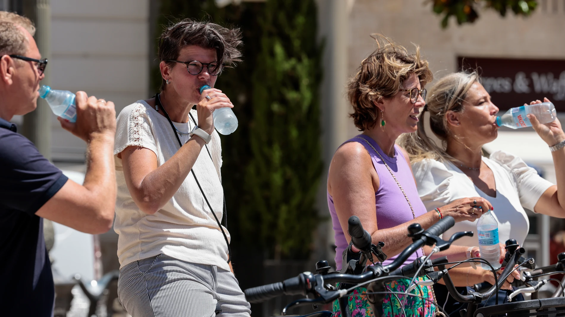 VALENCIA, 09/06/2023.- Cuatro turistas se refrescan este viernes en Valencia. La Agencia Estatal de Meteorología (Aemet) prevé para este viernes intervalos nubosos, con probables chubascos ocasionalmente acompañados de tormenta por la tarde, que podrían ser localmente fuertes, las temperaturas mínimas en general en ligero ascenso y las máximas también subirán de forma localmente notable en el litoral y prelitoral central. EFE/Ana Escobar