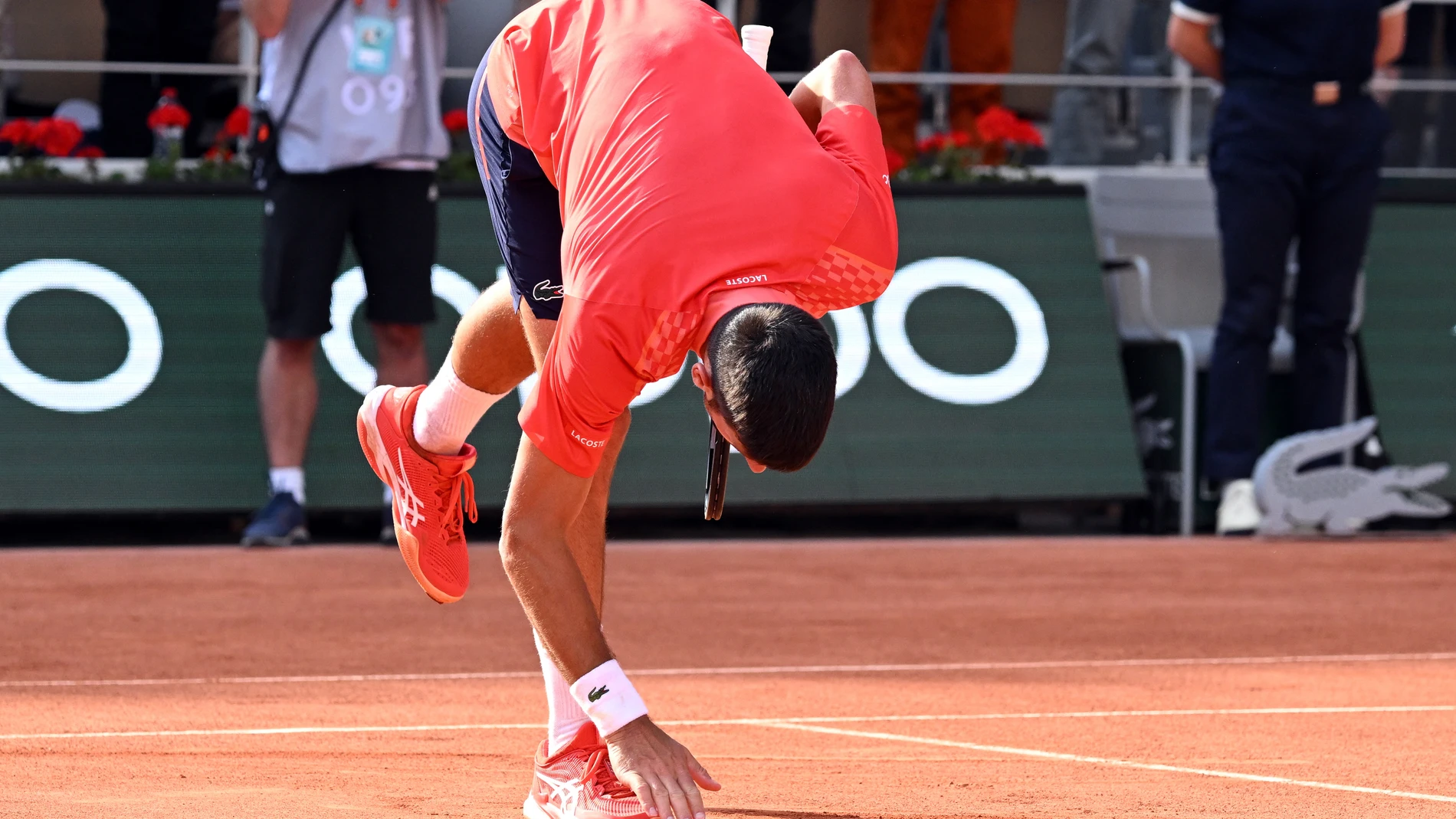 Paris (France), 09/06/2023.- Novak Djokovic of Serbia reacts after winning against Carlos Alcaraz of Spain in their Men's semi final match during the French Open Grand Slam tennis tournament at Roland Garros in Paris, France, 09 June 2023. (Tenis, Abierto, Francia, España) EFE/EPA/CAROLINE BLUMBERG