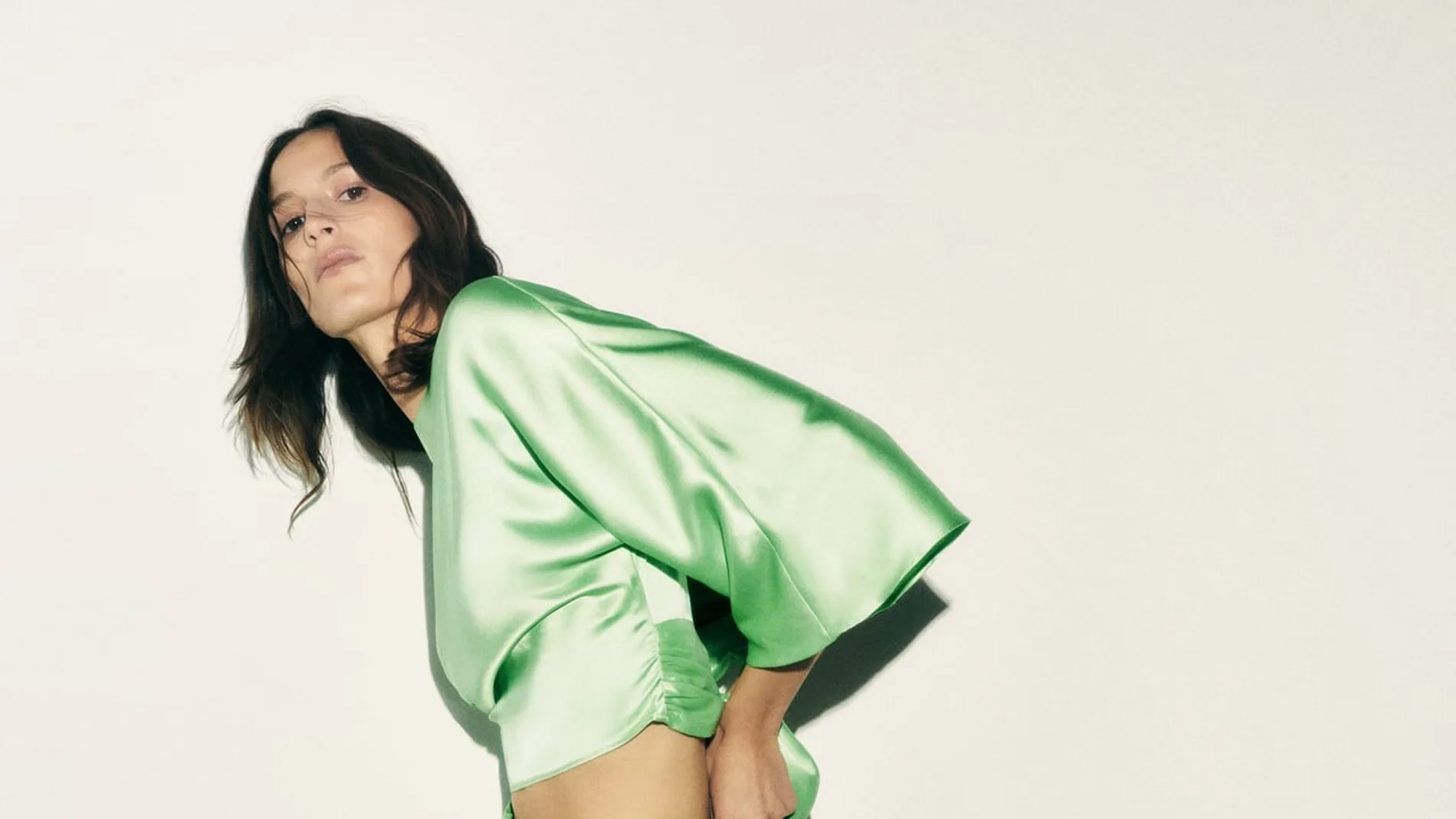 Las faldas de satén son un imprescindible este verano y las puedes encontrar en Zara, Mango y Massimo Dutti
