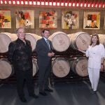 Mañueco visita Bodegas Portia donde inaugura una exposición del artista José Manuel Ciria