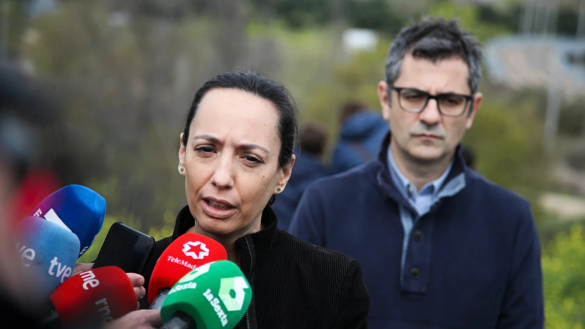 Mercedes González, atiende a la prensa en presencia del ministro de Presidencia, Félix Bolaños. David Fernández.