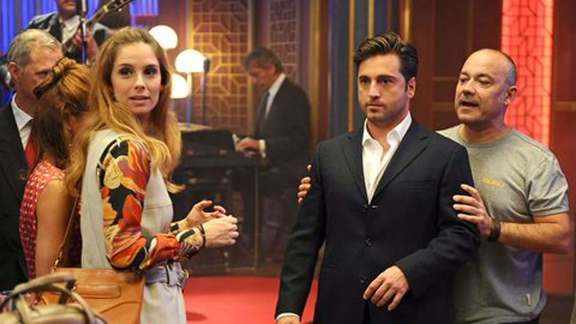 El director Eduardo Casanova dirigiendo a David Bustamante y demás elenco de 'Amar es para siempre'