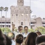 Alberto Núñez Feijóo y Juanma Moreno con la Torre del Oro al fondo