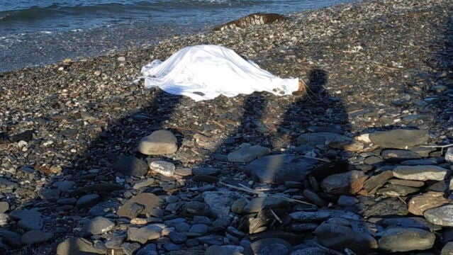 Hallan a dos inmigrantes muertos en la costa de Adra (Almería) tras llegada de dos pateras